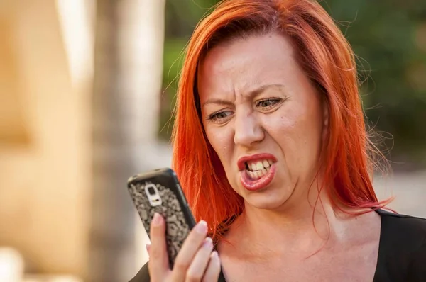 Wütendes junges Mädchen schreit auf einem Handy. — Stockfoto