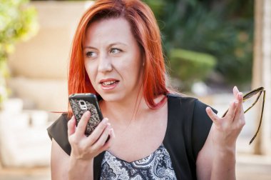 Telefonda konuşan güzel kız.