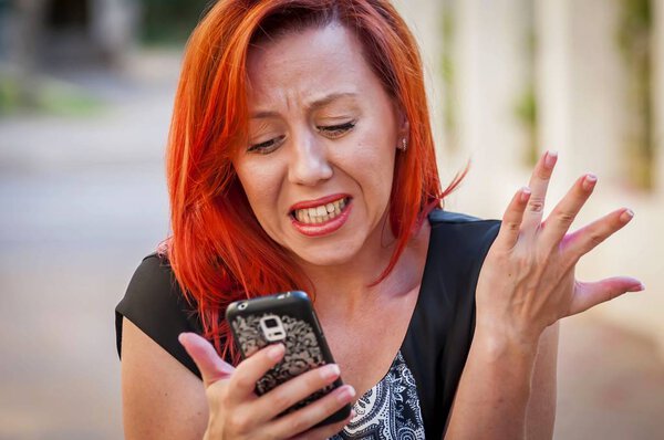 Meisje boos op haar telefoon. — Stockfoto