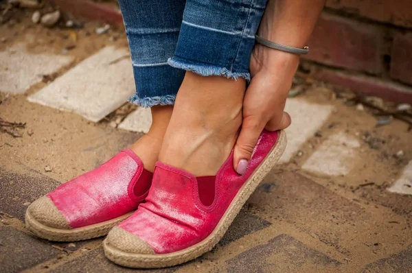 Mujer con los pies lesionados o una ilustración de ampollas . —  Fotos de Stock