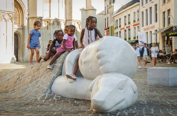 Antwerp Bélgica Julho 2017 Três Meninas Africanas Brincando Uma Estátua — Fotografia de Stock