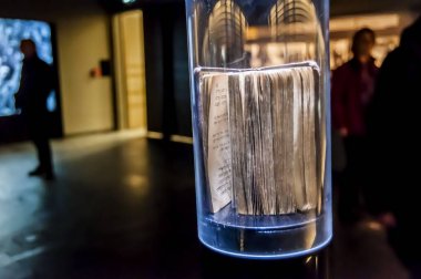 Budapeşte, Macaristan. 17 Aralık 2017. Eski bir Yahudi dua kitabı Holokost Anma merkezinde, eski sinagog ile arka planda görülen Müzesi ziyaretçi. Holokost stok görüntü.