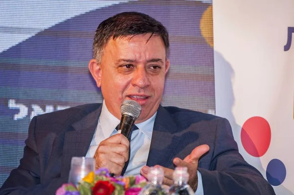 Eilat, İsrail. 21 Aralık 2017. Avi Gabbay, şu anda basına röportaj veren İşçi Partisi lideri olarak hizmet veren bir İsrailli politikacı.