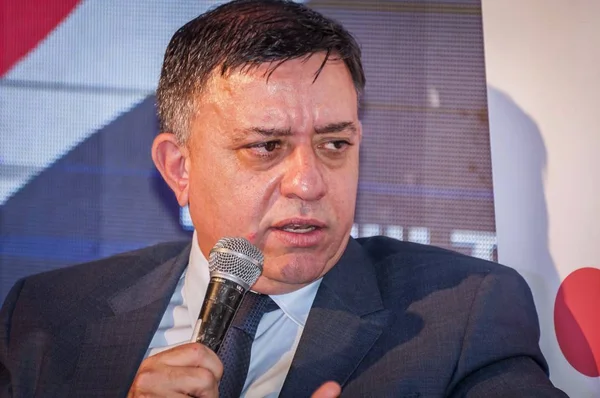 Eilat, İsrail. 21 Aralık 2017. Avi Gabbay, şu anda basına röportaj veren İşçi Partisi lideri olarak hizmet veren bir İsrailli politikacı.