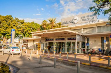 Tel Aviv, İsrail. 24 Kasım 2017. Tel Aviv Savidor merkez demiryolu istasyonu ana giriş stok görüntü.