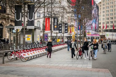 Antwerp, Belçika. 26 Ocak 2018. Antwerp Velo Bisiklet Kiralama İstasyonu merkezi Meir Street dizilmiş bisikletler.