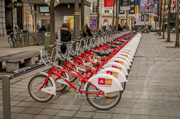 Αμβέρσα Βέλγιο Ιανουαρίου 2018 Ποδήλατα Που Παρατάσσονται Στο Σταθμό Ενοικίασης — Φωτογραφία Αρχείου