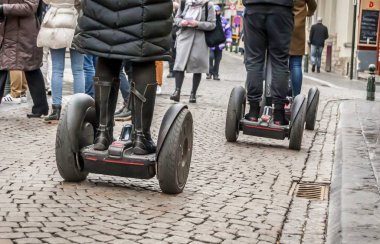Brussels, Belçika. 25 Ocak 2018. Merkezi Brüksel'deki Segway sürme insanlar. Segway tur turist stok görüntü için.
