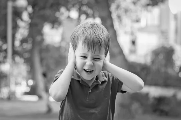 Підкреслив Мало Річна Кавказьких Маленький Хлопчик Межами Закриваючи Його Вуха — стокове фото