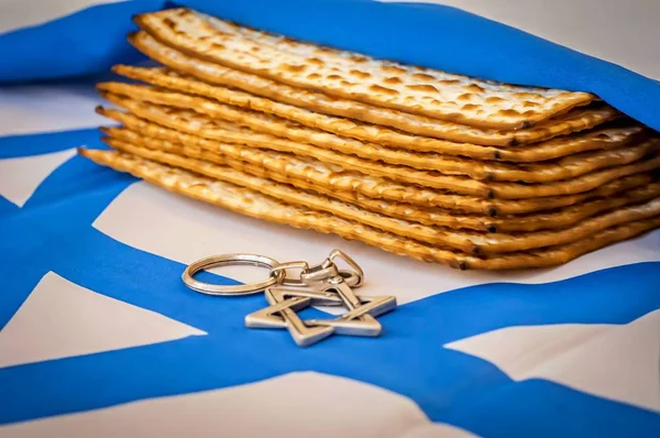 Mucchio Pane Tradizionale Ebraico Pasqua Matzah Azzimo Avvolto Nella Bandiera — Foto Stock