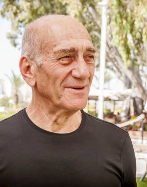 Rishon Lezion, İsrail. 21 Mart 2018. Ehud Olmert, eski - İsrail Başbakanı ve genel parkta Kudüs'ün eski belediye başkanı.