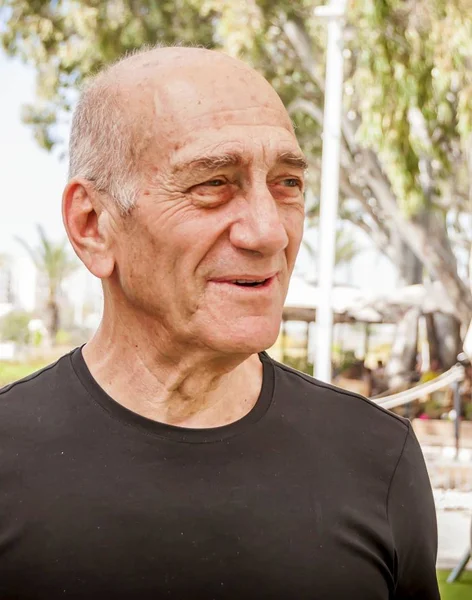 Rishon Lezion, İsrail. 21 Mart 2018. Ehud Olmert, eski - İsrail Başbakanı ve genel parkta Kudüs'ün eski belediye başkanı.