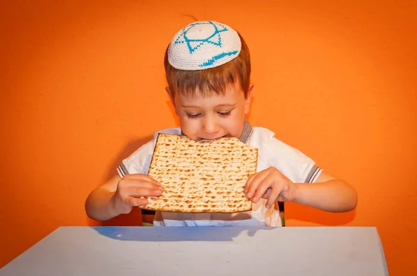 Feliz Niño Judío Con Kippa Cabeza Comiendo Pan Matzo Durante —  Fotos de Stock