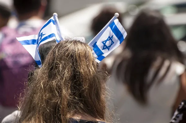 Tel Aviv 이스라엘입니다 2018 일입니다 이스라엘의 이스라엘 기념일에 그녀의 머리에는 — 스톡 사진