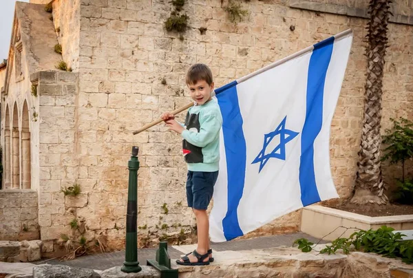 Söt Kaukasiska Judisk Pojke Med Stor Flagga Israel Händerna — Stockfoto