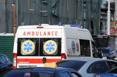 Odessa, Ukrayna. 31 Ekim 2019. Odessa sokaklarında Ukrayna acil durum arabası. Tıbbi araç hastaneye doğru koşuyor..