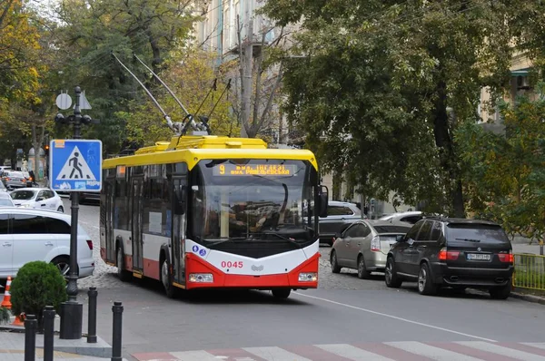Odessa Ukrayna Kasım 2019 Modern Troleybüs Odessa Sokaklarında Yolcularla Yolculuk — Stok fotoğraf