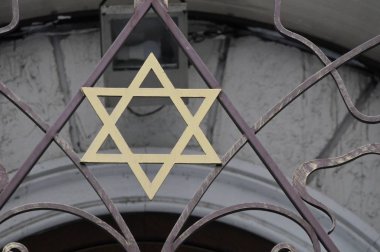 Odessa, Ukrayna. 3 Kasım 2019. Odessa 'daki Merkez Chabad Sinagogu' nun girişinde bir Davut Yıldızı. Geleneksel bir Yahudi sembolü..
