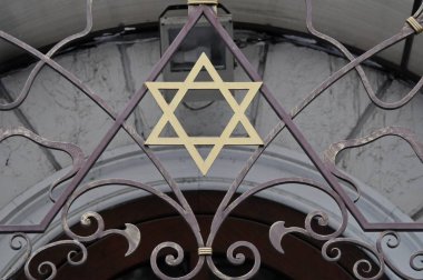 Odessa, Ukrayna. 3 Kasım 2019. Odessa 'daki Merkez Chabad Sinagogu' nun girişinde bir Davut Yıldızı. Geleneksel bir Yahudi sembolü..