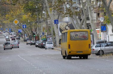 Odessa, Ukrayna. 3 Kasım 2019. Odessa sokaklarında tipik sarı bir banliyö minibüsü. Ukrayna şehir toplu taşıma sistemi konsepti.