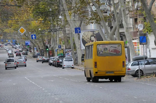 우크라이나 오데사 2019 오데사 거리의 전형적 노란색 미니버스다 우크라이나 대중교통 — 스톡 사진