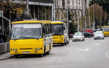 Tiflis, Georgia. 23 Kasım 2019. Tipik bir sarı yol otobüsü Tiflis şehir merkezindeki bir otobüs durağına park edilmiş..