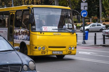 Tiflis, Georgia. 23 Kasım 2019. Tipik bir Tiflis şehir merkezindeki sarı yol otobüsü..