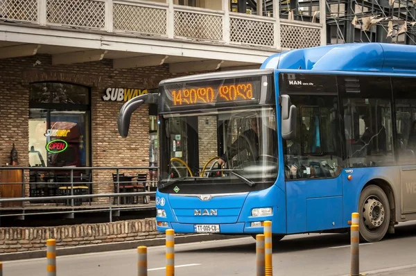 Tbilisi Georgië November 2019 Een Typische Blauwe Passagiersbus Een Straat — Stockfoto