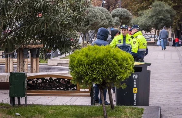 Tbilisi Georgia Novembro 2019 Policiais Georgianos Uniforme Amarelo Inverno Nas — Fotografia de Stock