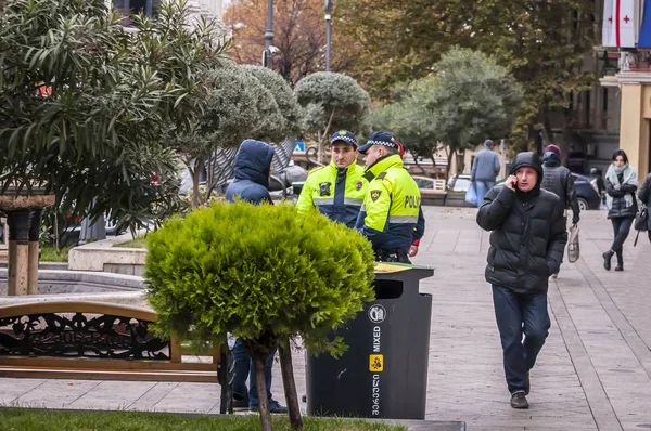 Tbilisi Georgia Novembro 2019 Policiais Georgianos Uniforme Inverno Amarelo Nas — Fotografia de Stock