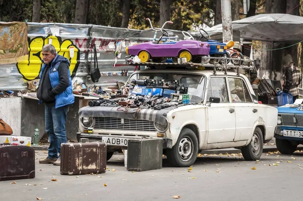 2019 그루지야의 벼룩시장에서 소련식 자동차에 진열되어 물품들 — 스톡 사진