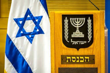 Knesset, Kudüs, İsrail. 3 Ekim 2019. Parlamento oturumu sırasında İsrail Parlamentosu komite salonunda İsrail 'in arması. İsrail arması konsept görüntüsü.