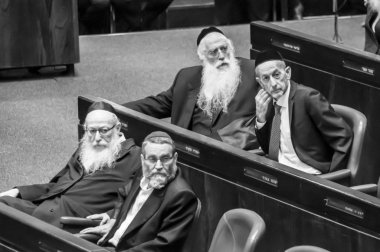 Knesset, Kudüs, İsrail. 3 Ekim 2019. Dini bir Ultra Ortodoks fraksiyonu olan Birleşik Tevrat Yahudiliği 'nin Knesset üyeleri. Soldan sağa üst sıra: Meir Porush, Uri Maklev, alt sıra: Yaakov Litzman ve Moshe Gafni. Siyah ve beyaz resim.