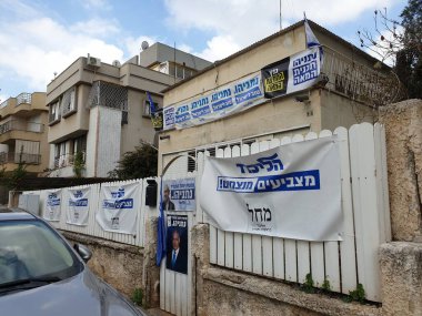 Bekle, İsrail. 23 Şubat 2020. Likud için seçim kampanyası, siyasi sloganlar Benjamin Netanyahu 'nun partisine oy vermek için Holon sokaklarında özel bir ev ve çit için çağrıda bulunuyor