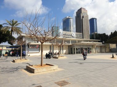 Tel Aviv, İsrail. 26 Şubat 2020. Yeniden yapılanmadan sonra Tel Aviv Savidor Merkez Tren İstasyonu 'nun dış görünüşü. 