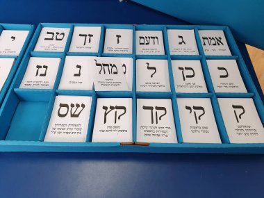 Tel Aviv, İsrail. 2 Mart 2020. İsrail 'deki 23 Knesset parlamento seçimlerinde mavi oy sandığında oy kullanma. İsrail demokrasi konsepti.