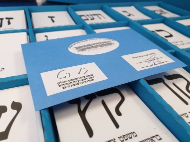 Tel Aviv, İsrail. 2 Mart 2020. İsrail 'de yapılan 23 Knesset parlamento seçimlerinde mavi sandıkta beyaz oy pusulası için oy kullanma. İsrail demokrasi konsepti.