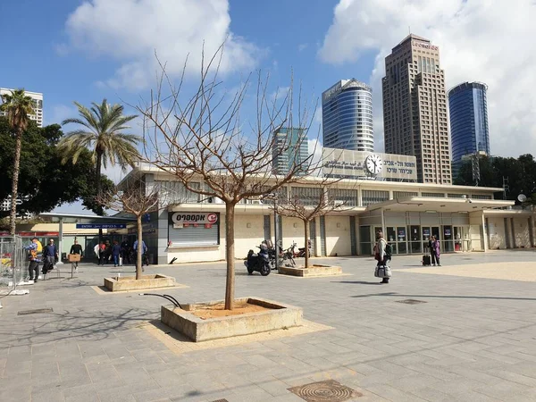 Tel Aviv, İsrail. 26 Şubat 2020. Yeniden yapılanmadan sonra Tel Aviv Savidor Merkez Tren İstasyonu 'nun dış görünüşü. 