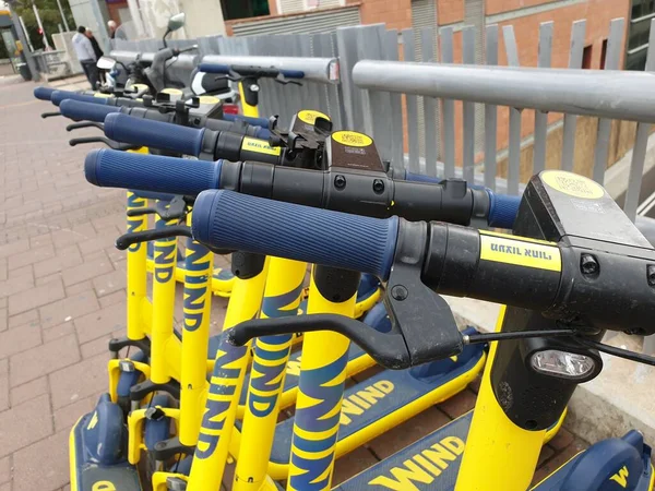 Vamos Israel Enero 2020 Scooters Eléctricos Yellow Black Wind Estacionados — Foto de Stock