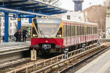 BERLİN, ALMANA. 16 Şubat 2020. Geleneksel sarı kırmızı S-Bahn şehir trenleri Berlin 'de Treptower Park istasyonuna varıyor..