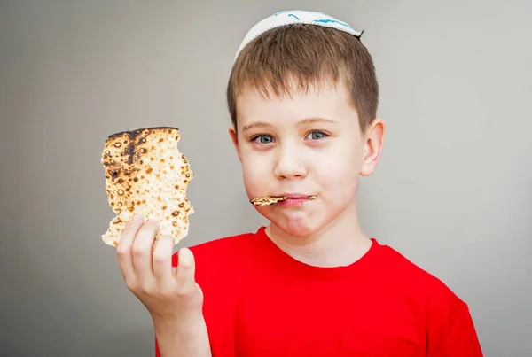 Criança Branca Bonito Gorro Kippah Branco Comendo Shmura Matzo Pedaço — Fotografia de Stock