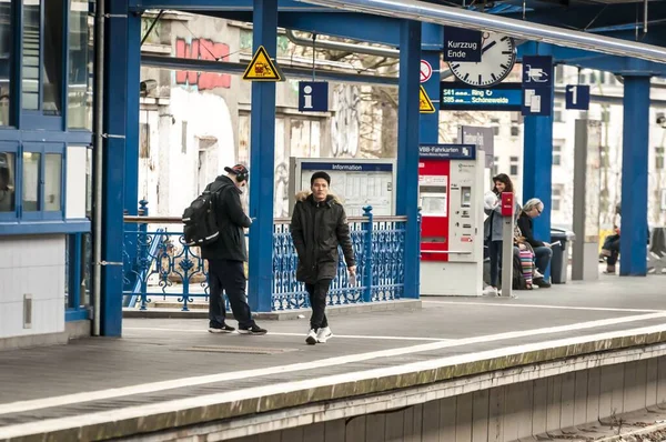 Берлин Германия Февраля 2020 Года Пассажиры Ожидающие Поезд Метро Bahn — стоковое фото