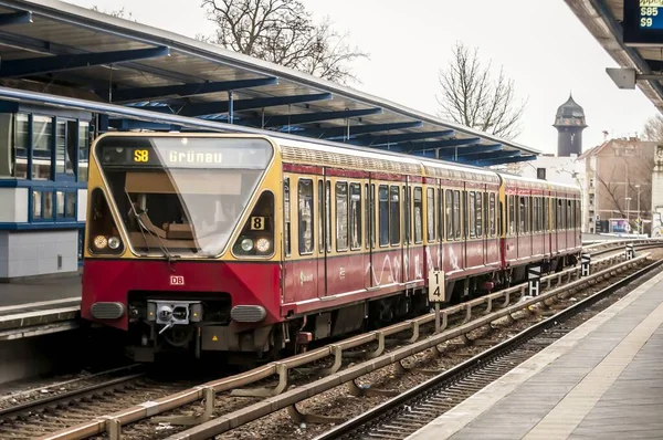 BERLİN, ALMANA. 16 Şubat 2020. Geleneksel sarı kırmızı S-Bahn şehir trenleri Berlin 'de Treptower Park istasyonuna varıyor..