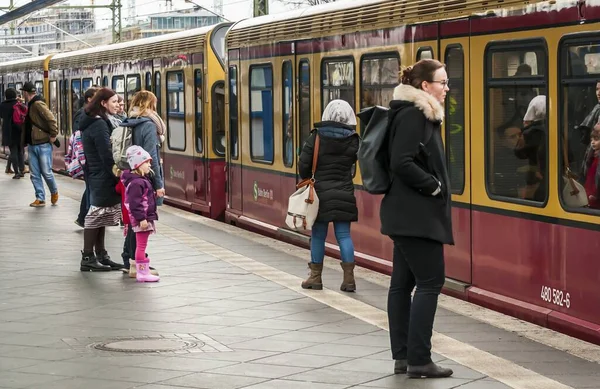 Берлин Германия Февраля 2020 Года Традиционные Желто Красные Городские Поезда — стоковое фото