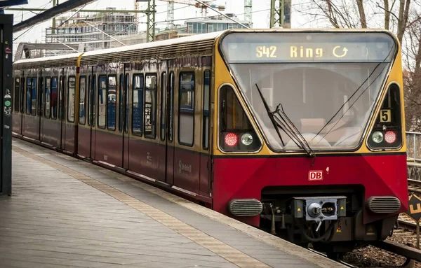 Berlino Germania Febbraio 2020 Tradizionali Treni Bahn Rossi Gialli Berlino — Foto Stock