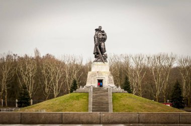 BERLİN, ALMANA. 16 Şubat 2020. Sovyet Savaş Anıtı Treptow ve Berlin 'in merkezindeki Treptower Parkı' ndaki askeri mezarlık. Ölen Sovyet askerlerinin anısına yapıldı.