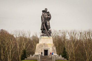 BERLİN, ALMANA. 16 Şubat 2020. Sovyet Savaş Anıtı Treptow ve Berlin 'in merkezindeki Treptower Parkı' ndaki askeri mezarlık. Ölen Sovyet askerlerinin anısına yapıldı.