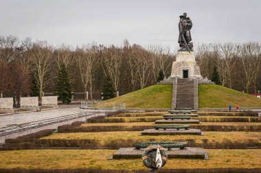 BERLİN, ALMANA. 16 Şubat 2020. Sovyet Savaş Anıtı Treptow ve Berlin 'in merkezindeki Treptower Parkı' ndaki askeri mezarlık. Ölen Sovyet askerlerinin anısına yapıldı.
