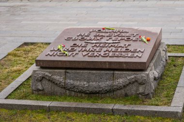 BERLİN, ALMANA. 16 Şubat 2020. Sovyet Savaş Anıtı Treptow ve Berlin 'in merkezindeki Treptower Parkı' ndaki askeri mezarlık. Ölen Sovyet askerlerinin anısına yapıldı.