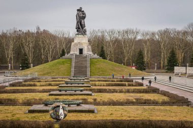 BERLİN, ALMANA. 16 Şubat 2020. Sovyet Savaş Anıtı Treptow ve Berlin 'in merkezindeki Treptower Parkı' ndaki askeri mezarlık. Ölen Sovyet askerlerinin anısına yapıldı.